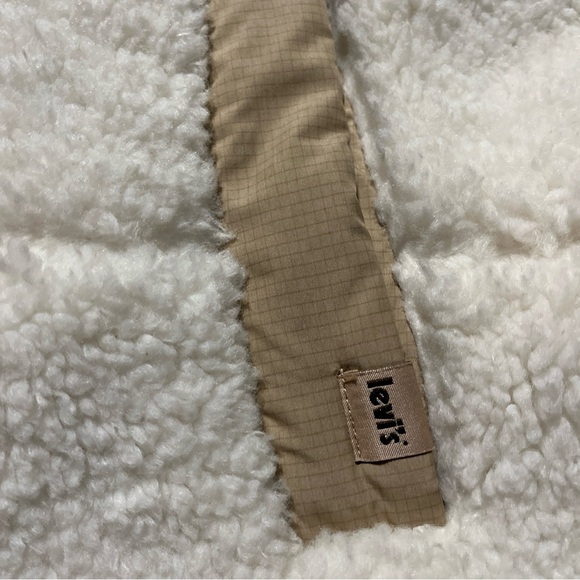 Levi’s women’s MARLOWE OVERSIZED REVERSIBLE SHERPA Quilted JACKET - Picture 6 of 16